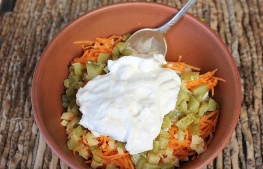 1. Этап. Cалат Флоренция: Для заправки используем сметану с горчицей и солью. Все перемешиваем.