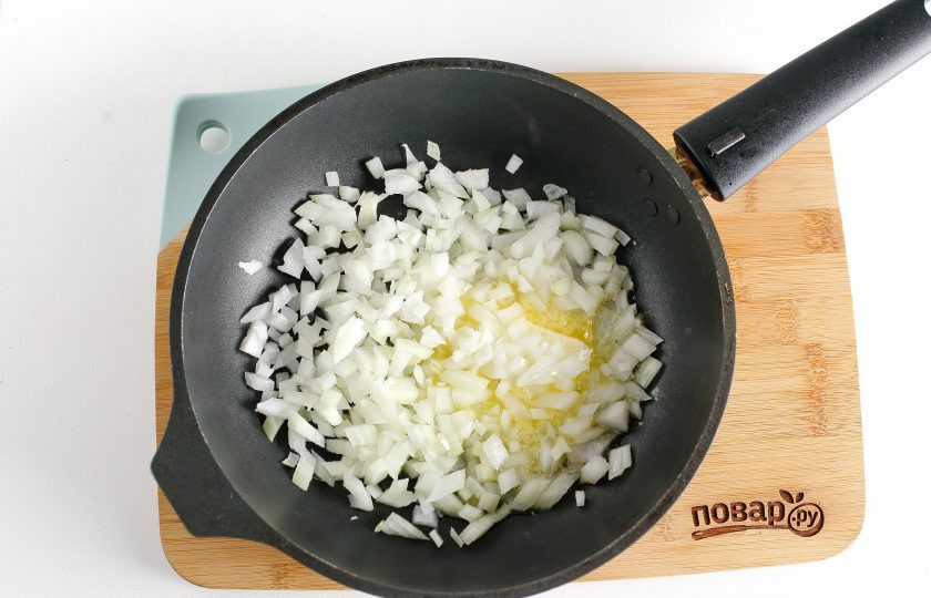 1. Этап. Соус к рису: В сковороде растопите кусочек сливочного масла и выложите нарезанный кубиками лук.
