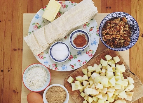 1. Этап. Штрудель яблочный из готового слоеного теста: Подготовим ингредиенты. Тесто разложим на столе, пусть размораживается. Яблоки очистим и нарежем кубиками со сторонами примерно 1см.