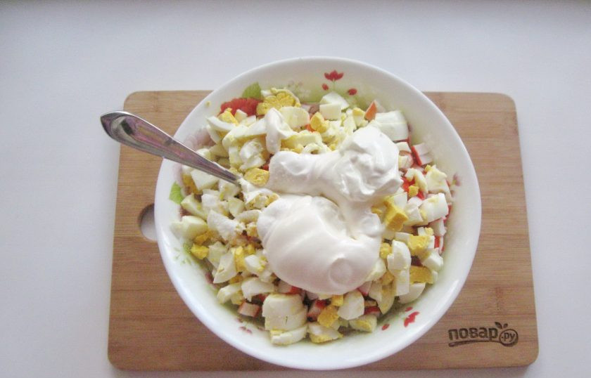 1. Этап. Салат Столичный с крабовыми палочками: Заправьте салат майонезом и сметаной.