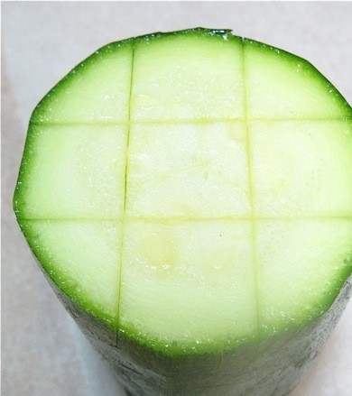 1. Этап. Кабачки, запеченные в сметане: 1. Кабачок моем и нарезаем длинными ломтиками. Лучше порежьте, как на фото, сэкономите время.