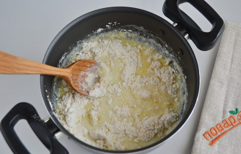 1. Этап. Гужеры: 3. Когда молочная смесь закипит, всыпьте муку и быстренько перемешайте массу, чтобы не было комочков. Снимите с огня.