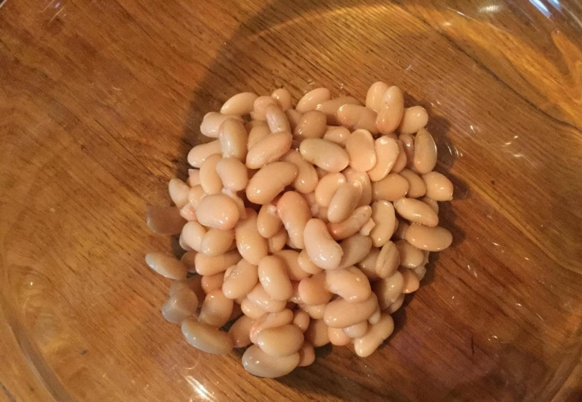 1. Этап. Недорогой вкусный салат: 1. Фасоль у меня белая. Достаю баночку из холодильника. Открываю её, сливаю жидкость и выкладываю фасоль в миску.