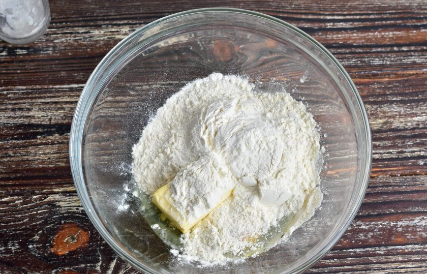 1. Этап. Печенье Недотрога: Всыпьте муку высшего сорта.