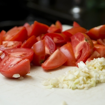 1. Этап. Паста с беконом и помидорами: 3. Помидоры промойте и порежьте четвертинками. Чеснок очистите и измельчите.