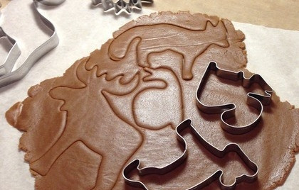 1. Этап. Рождественское имбирное печенье: Когда тесто достаточно охладится, достаньте его из холодильника и раскатайте на пергаменте или на рабочей поверхности в пласт толщиной около пяти миллиметров. При помощи железных или пластмассовых формочек вырезайте печенье.