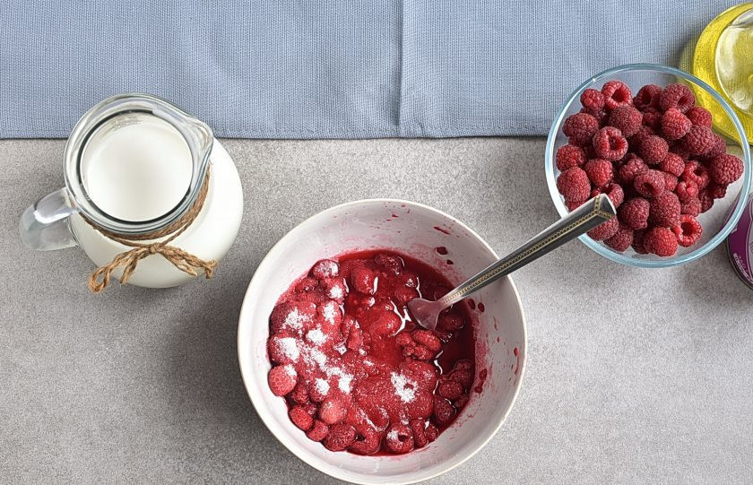 1. Этап. Торт с ягодами: За это время половину ягод малины разотрите с оставшимся сахаром, отложив 2 столовых ложки.