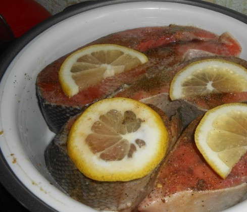 1. Этап. Кижуч на пару в мультиварке: Рыбу можно завернуть в фольгу, а можно сразу выложить подготовленные кусочки кижуча на специальную решетку, в которой можно готовить на пару. На каждый кусочек выкладываем дольку лимона. Закрываем крышку мультиварки, выбираем режим 