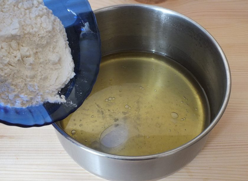 1. Этап. Профитроли с курицей: Когда масло растопится добавьте муку и не снимая с огня (огонь должен быть чуть ниже среднего), энергично размешивайте, не допуская образования комочков.