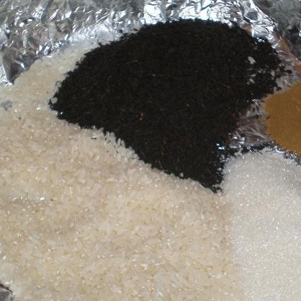 1. Этап. Копченая куриная грудка: 4. Сковородку застелить фольгой в 2-3 слоя. Рис, чайную заварку, сахар и корицу перемешать. Это у нас смесь для копчения.