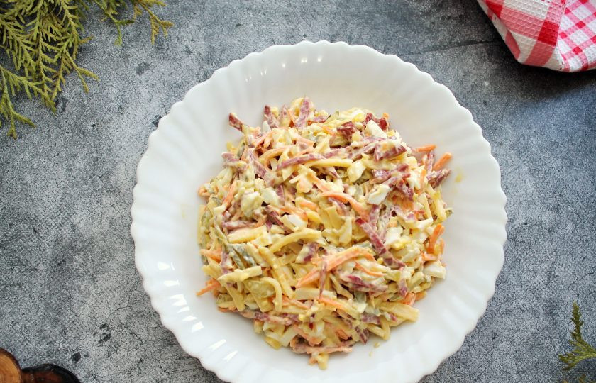 1. Этап. Салат Гнездо глухаря с колбасой: Все хорошо перемешайте и выложите небольшой горочкой на сервировочное блюдо.