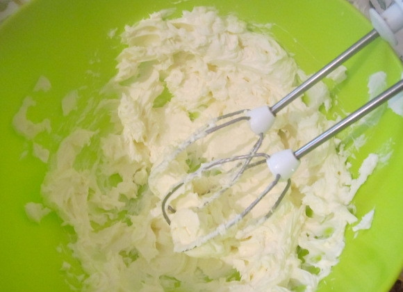 1. Этап. Вкусный крем для торта: В отдельной посуде немного взбейте сыр.