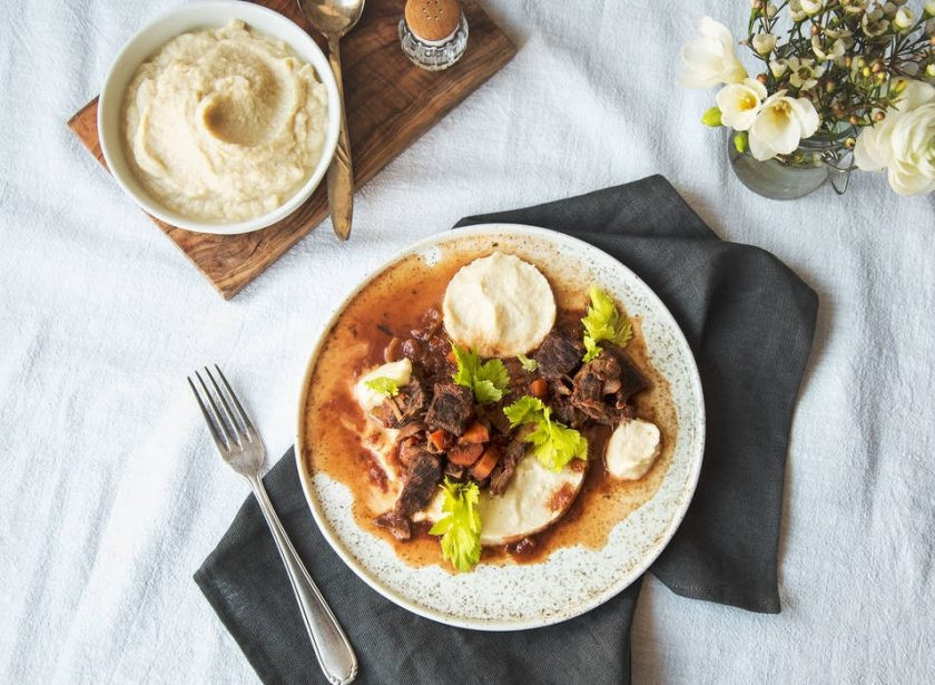 1. Этап. Рагу из говядины с сельдереем: 5. Из готового мясного рагу уберите лавровый лист и корицу, а добавьте соль и перец. Подавайте блюдо с пюре из сельдерея и зеленью. Приятного аппетита!