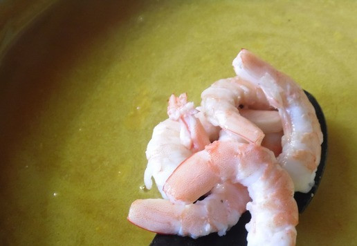 1. Этап. Суп-пюре с полентой, тыквой и креветками: В готовый суп выложить очищенные креветки, разлить по тарелкам.