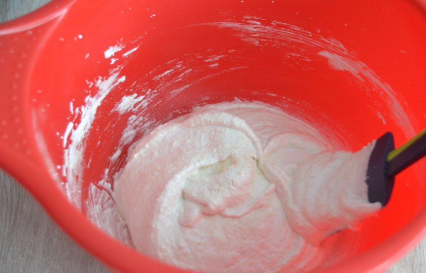 1. Этап. Миндальное безе: Аккуратно смешайте миндальную муку с белками с помощью силиконовой лопаточки.