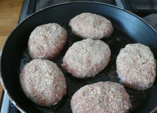 1. Этап. Ленивые голубцы из индейки: 5. Жарим их на растительном масле на слабом огне.