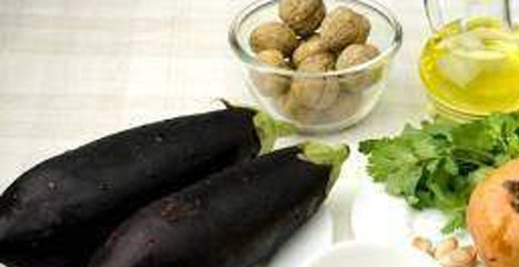 1. Этап. Пхали из баклажанов с гранатом: Подготовьте необходимые ингредиенты. Промойте все овощи и зелень под проточной водой.