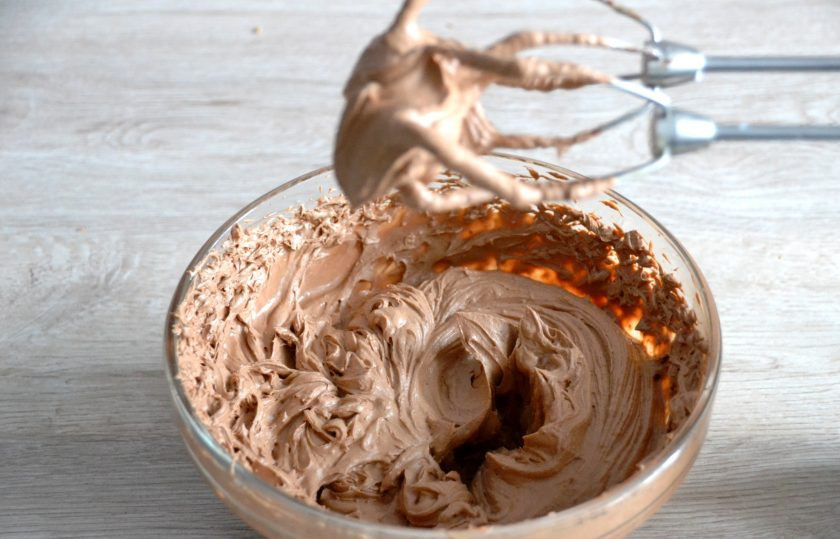 1. Этап. Апельсиновый ганаш: Взбейте ганаш миксером в пышную массу, пока миксер не будет оставлять чёткие рельефные следы на поверхности ганаша.