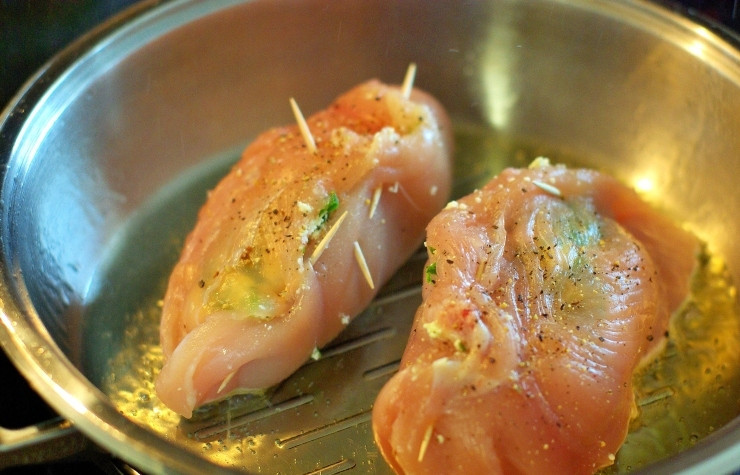 1. Этап. Рулетики из куриной грудки: На сильный огонь ставим сковородку с толстым дном. Наливаем в нее масло и отправляем обжариваться наши куриные рулетики.