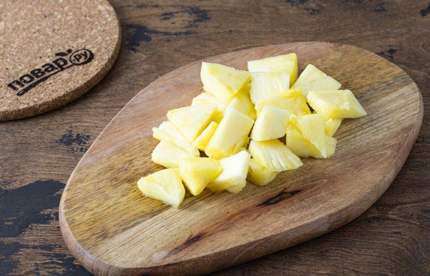 1. Этап. Тепаче: Ананас нарежьте ломтиками среднего размера.