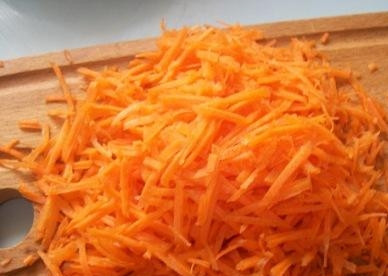 1. Этап. Тефтели из курицы в духовке: Морковь вымыть, почистить, натереть на крупной терке.