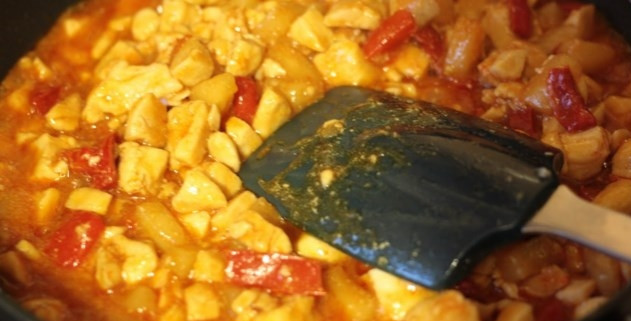 1. Этап. Курица в кисло-сладком соусе с рисом: Добавьте к курице, дайте нагреться и загустеть слегка.