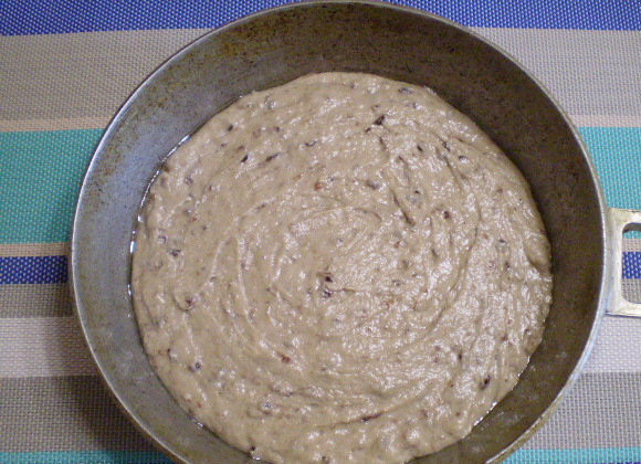 1. Этап. Коврижка с вареньем на кефире: 5. Смазываем форму маслом, переливаем тесто, распределяем.