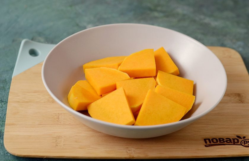 1. Этап. Кабак татлысы: Тыкву очистите от кожуры, нарежьте на пластины одинаковой толщины.