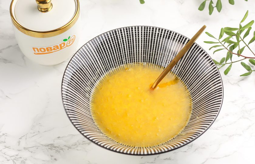 1. Этап. Лимонное сливочное масло: Тщательно все перемешайте, чтобы масло вобрало в себя лимонный вкус и аромат.