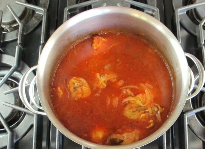 1. Этап. Паприкаш с курицей: 7. При постоянном кипении на среднем огне тушите ингредиенты в течение 1 часа.