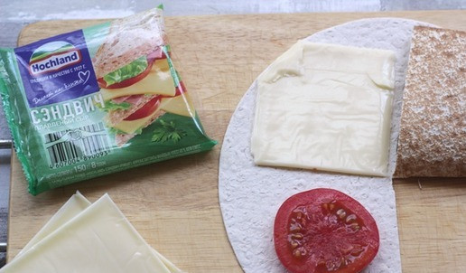 1. Этап. Сэндвич в лаваше: Завернуть в лаваш составляющие ингредиенты.