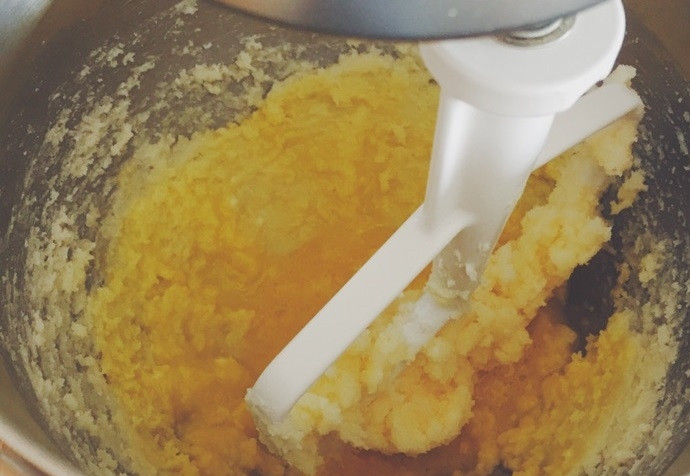 1. Этап. Миндальное печенье с лавандой: 2. Смешайте оба вида муки, разрыхлитель и соль. Введите сухие ингредиенты в масляную смесь.