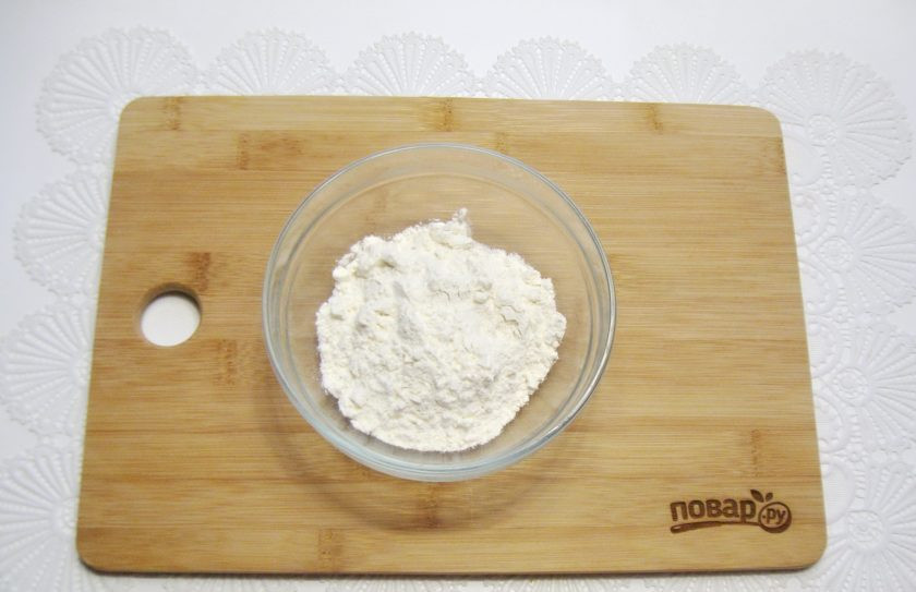 1. Этап. Шоколадно-ванильный крем: Добавьте муку и перемешайте.