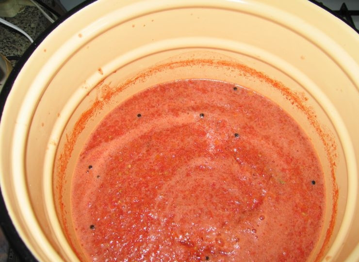 1. Этап. Лечо из перца: 1. Готовим помидорную массу или томатный сок. Для этого очищаем от кожуры и плодоножки помидоры (предварительно окатив их кипятком), пропускаем через мясорубку или рубим блендером. Ставим на средний огонь, добавляем приправы и доводим до кипения.