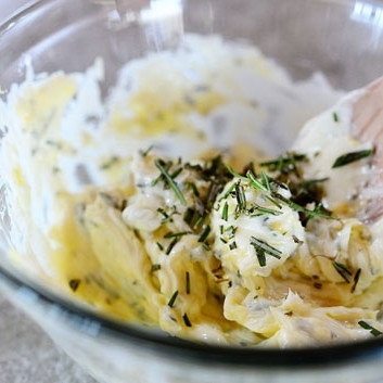 1. Этап. Курица, запеченная с лимоном и розмарином: Слегка солим, перчим и перемешиваем.