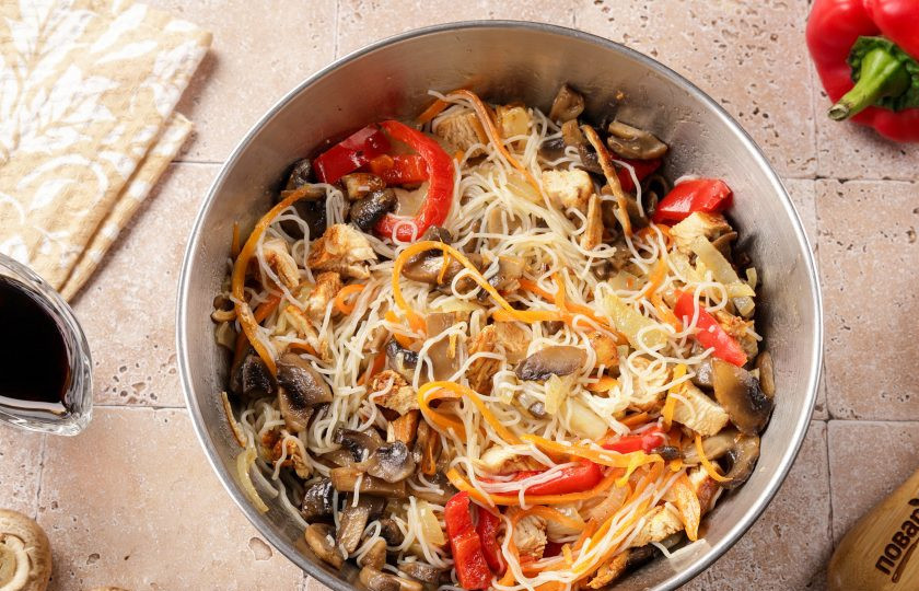 1. Этап. Фунчоза с курицей и шампиньонами: Добавьте соевый соус, соль и молотый перец по вкусу. Перемешайте, дайте блюду немного настояться и подавайте к столу.