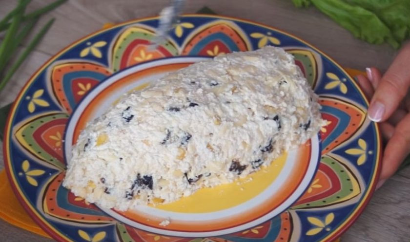 1. Этап. Салат Кукуруза: Из салата сформируйте початок кукурузы на тарелке для подачи.