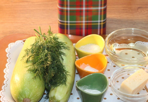 1. Этап. Сырные булочки с добавлением кабачка: 1. Подготовим продукты для приготовления булочек. Возьмем порционные формочки, 12 штук. Если силиконовые, маслом не смазываем. Если металлические, то смазываем холодным сливочным маслом дно (1 ч. л.).