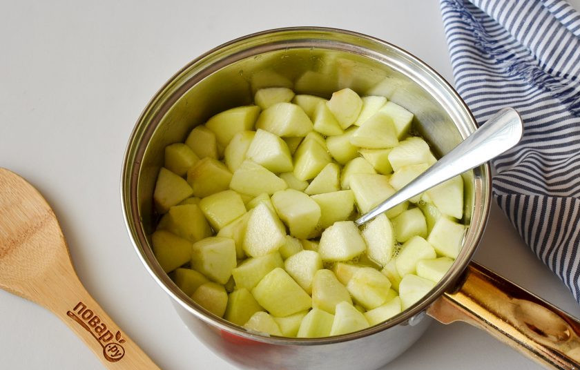 1. Этап. Варенье из яблок и лимона: Залейте яблоки кипящим сиропом, перемешайте и оставьте остывать под крышкой.