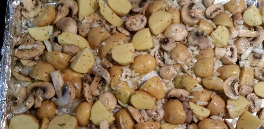 1. Этап. Грибы с картошкой: 3. Отправьте противень в разогретый до 180 градусов духовой шкаф на 40 минут.