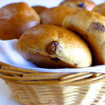 Булочка с изюмом