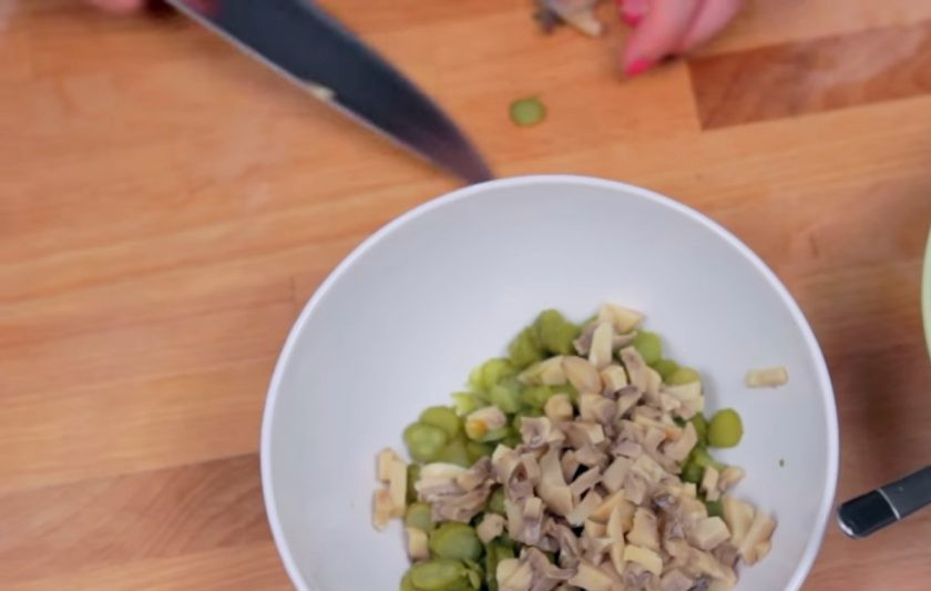 1. Этап. Крошка картошка (плюс 2 начинки): 3. Для второй начинки нарежьте небольшими кусочками маринованные огурцы, соленые грибы, зеленый лук и смешайте с растительным маслом. Добавьте соль и перец по вкусу.