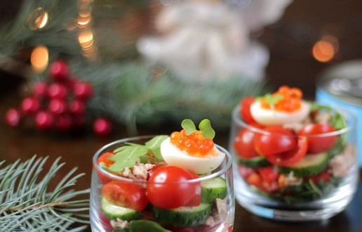 1. Этап. Коктейльный салат с тунцом: Последним штрихом для оформления и придания праздничного вида салату добавьте сверху 1/2 перепелиного яйца и немного красной икры.