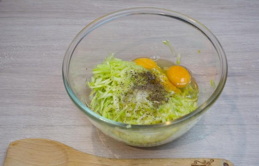 1. Этап. Блинчики из кабачков с грибами: 2. К кабачковой массе добавьте яйца, соль, специи по вкусу. Вымешайте массу до однородности.