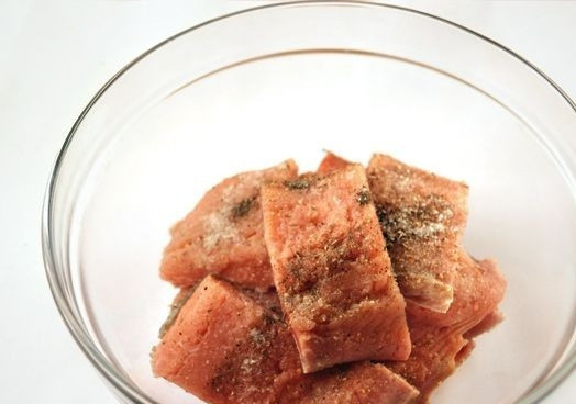 1. Этап. Горбуша с картофелем в духовке: Теперь нам необходимо разрезать филе на порционные кусочки (обычно нарезаю на куски шириной 5-6 сантиметров). Посыпаем их солью, перцем, приправой для рыбы и поливаем лимонным соком. Хорошенько перемешиваем и оставляем на некоторое время промариноваться.