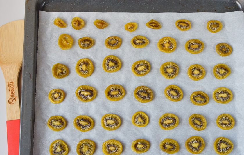 1. Этап. Цукаты из киви: Важно не пересушить цукаты из киви, в готовом виде они не должны прилипать к пальцам, при этом должны хорошо гнуться.