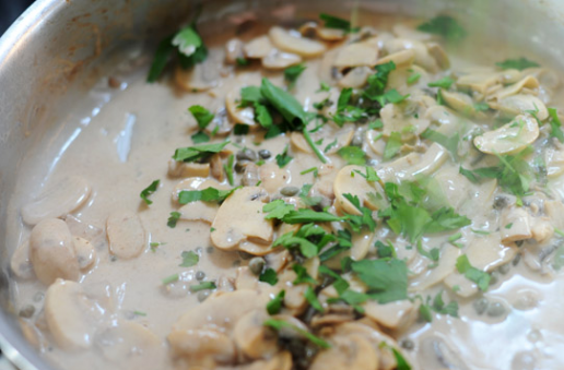 1. Этап. Отбивные с грибами: 10. Посолить и поперчить по вкусу. Добавить свежей зелени и через пару минут можно снимать с огня.