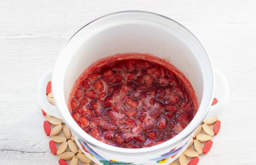 1. Этап. Сырные клецки с клубничным соусом: Варите клубнику с сахаром 5 минут после закипания на среднем огне.