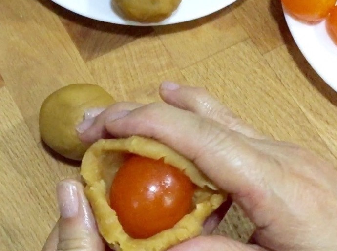 1. Этап. Лунные кексики: 5. Яичный желток поместите под слой пасты, аккуратно запечатав края.