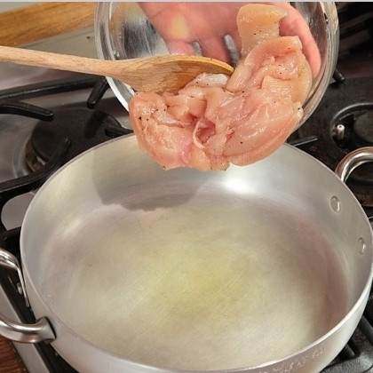 1. Этап. Курица с рисом: В большой глубокой сковороде разогрейте немного масла, добавьте кусочки курицы.